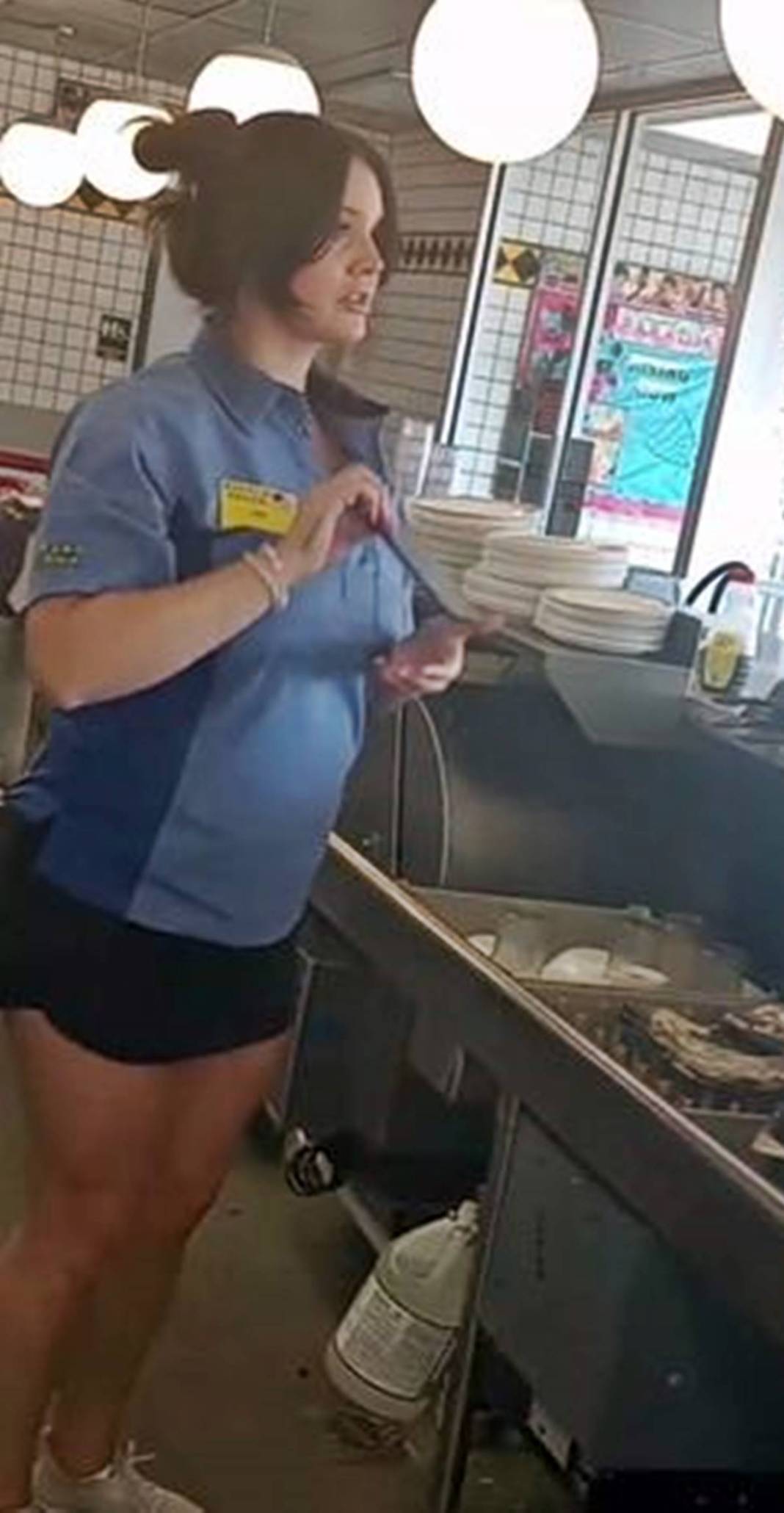 Dünyayı sallıyordu, garsonluğa başladı! Güzel şarkıcıyı o halde görenler gözlerine inanamadı: Nereden nereye... 1